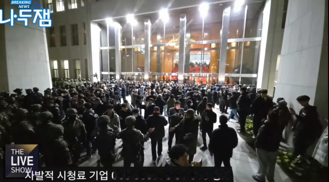 韩国总统发布紧急戒严令 笑不活了，李在明在直播[允悲][允悲][允悲] 