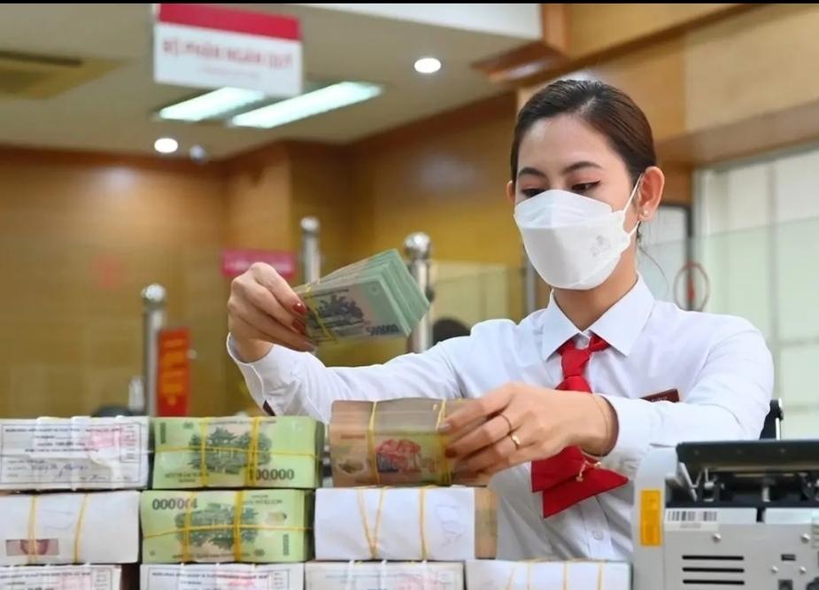 危险！越南吸储大战破10%，高息狂欢下危机隐忧，核心因信贷狂飙远超存款，银行贷存