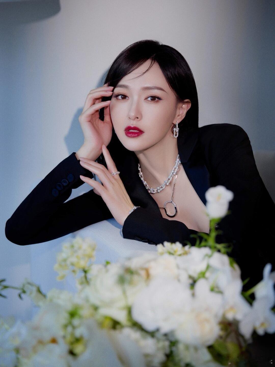 唐嫣[超话]   唐嫣黑色蕾丝连体裙，修长身姿，曼妙如诗，身着一件黑色蕾丝连衣裙
