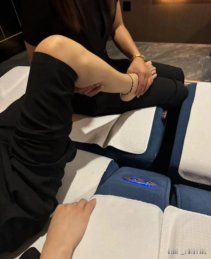 前几天和几个哥们一起去了一家按摩店，那地方看着还挺正规的。我们四个人里，有俩人碰
