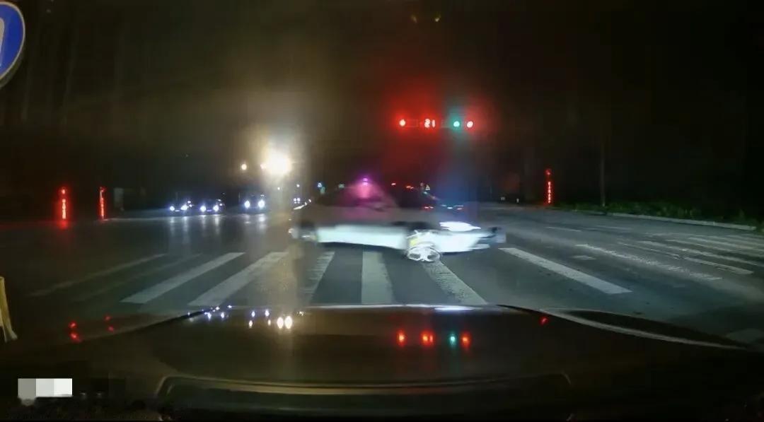 陕西：一辆未挂车牌的轿车在十字路口闯红灯漂移！警方：车是租的，司机为追求刺激..