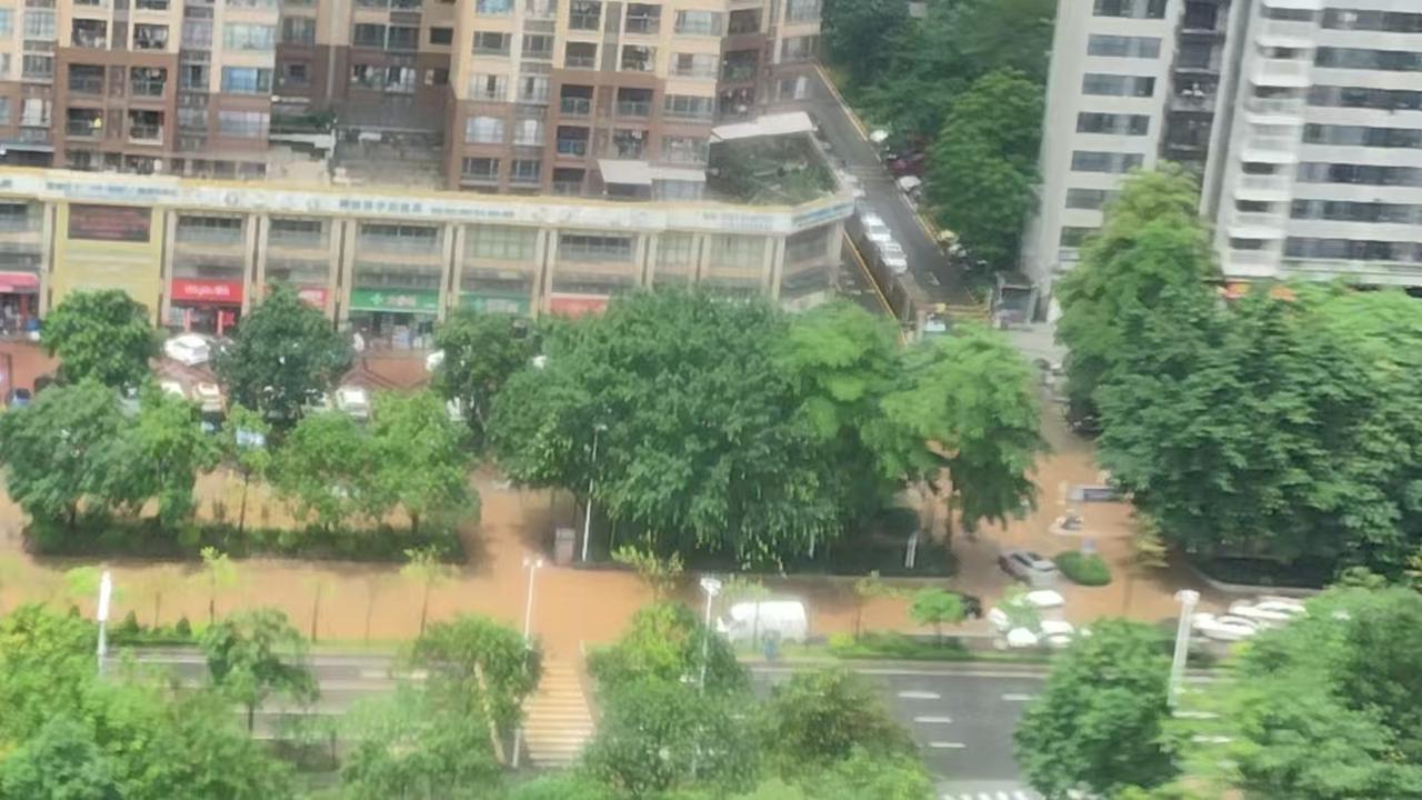 住在高标准建设的，佛山三水北江新区，只要一遇到下雨天，真的是太难了！


西青大