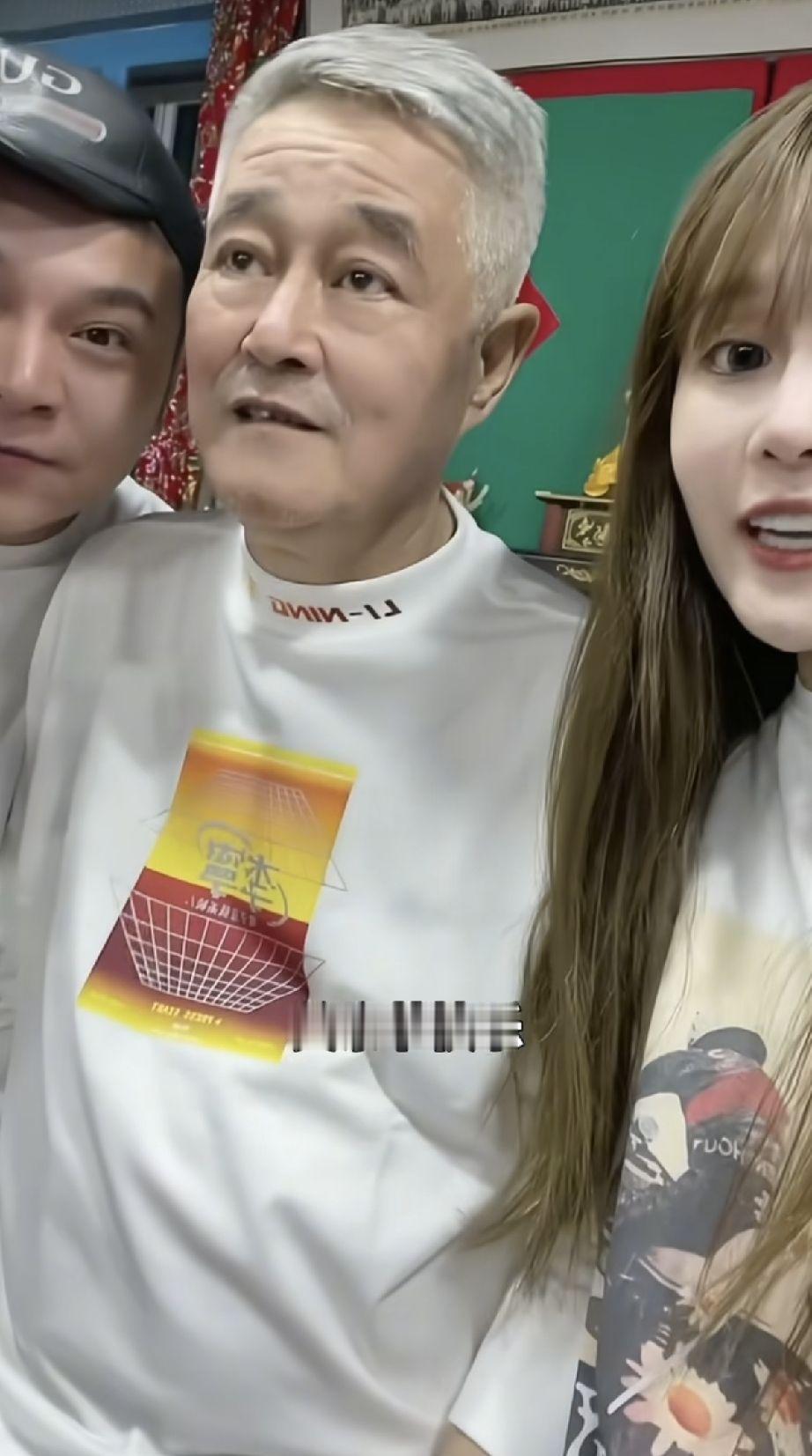 赵本山69岁了，头发全白，白T恤下面明显一个大肚腩，但他笑得多灿烂啊。
旁边站着