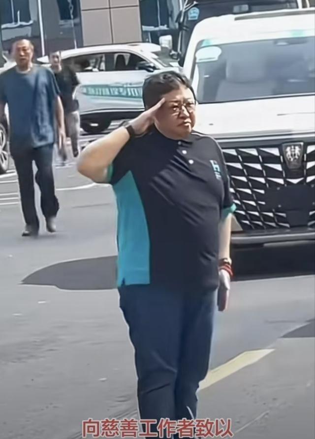 韩红穿便服敬军礼的照片引发争议。现役军人必须穿军装敬礼，这是死规矩。退役虽没强制