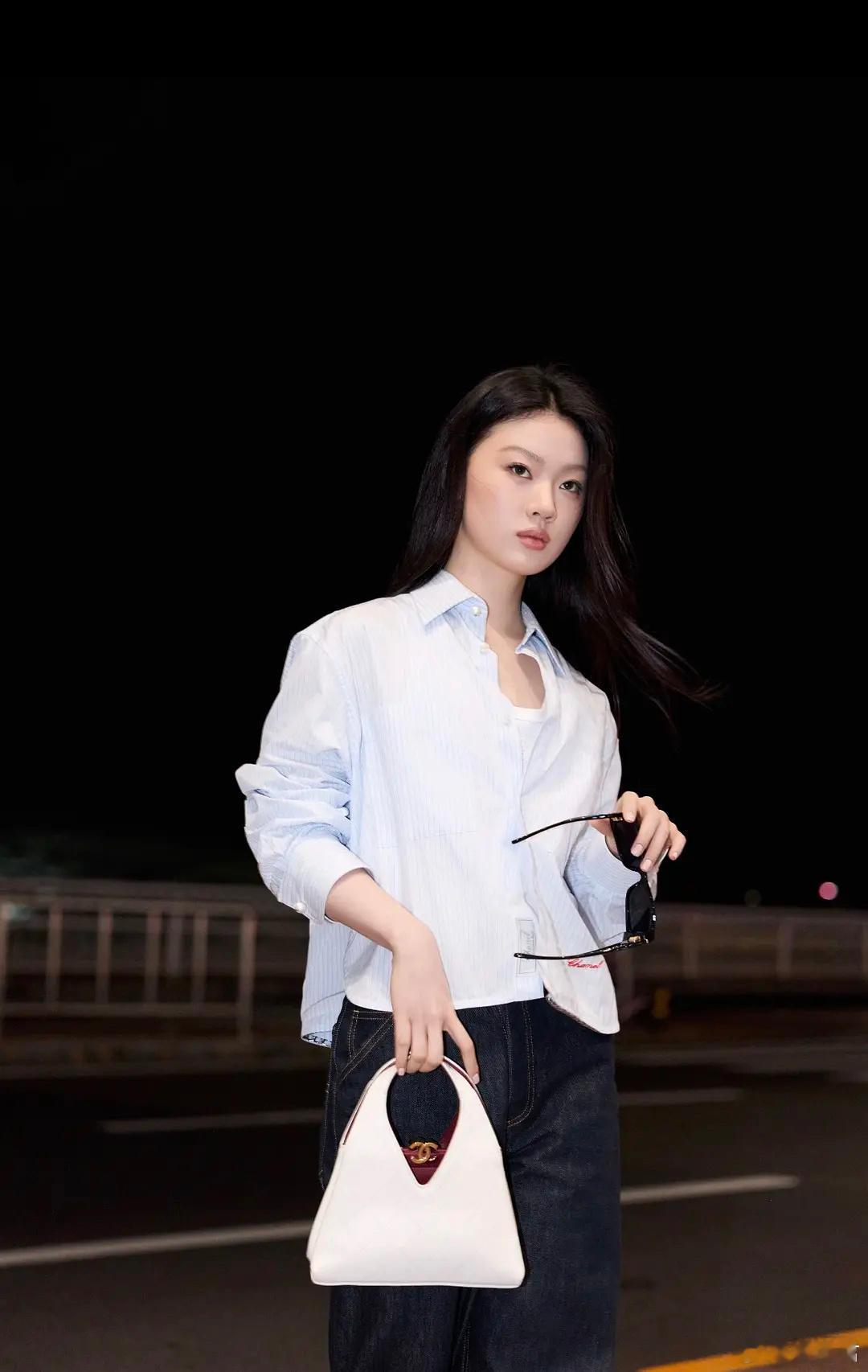 单依纯巴黎高定周出发 单依纯解锁巴黎高定行程，成套香奈儿出行造型适配度超高，镜头