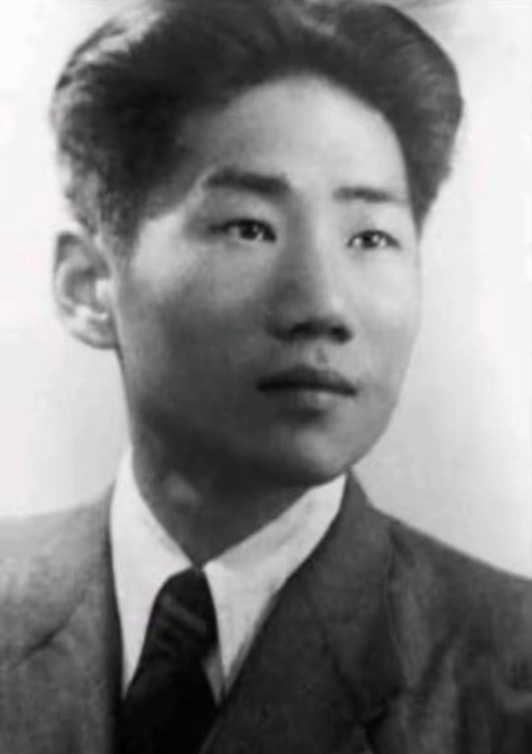 

翻开旧照片，总能被那双眼睛勾住。

毛岸英的长相，真是有意思。那头浓密蓬松