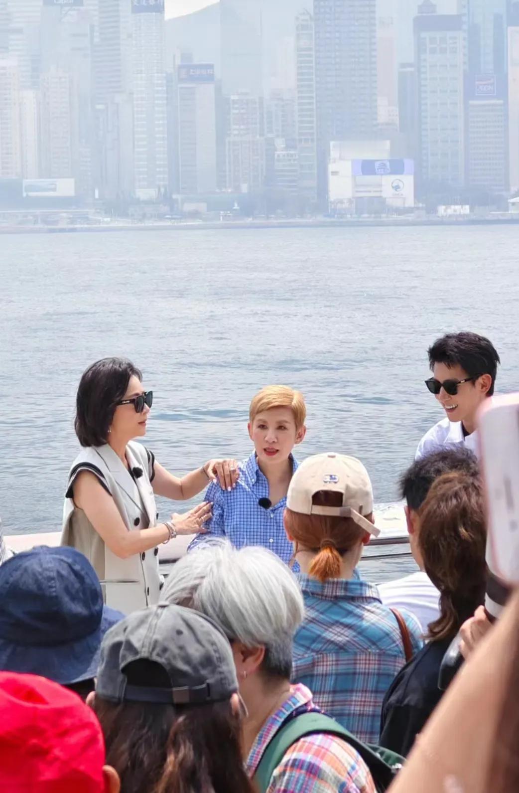 香港星光大道偶遇刘嘉玲和吴君如在拍摄，刘嘉玲和吴君如都是58岁，两个同龄人状态看