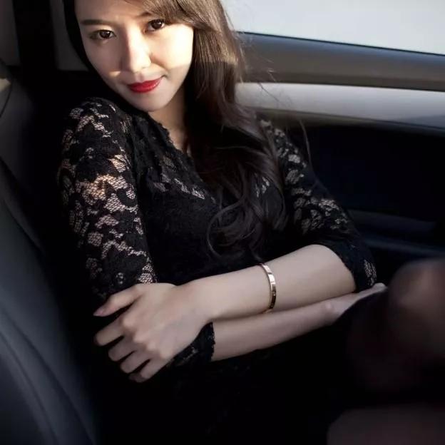 优雅车中，黑裙女子，指尖轻触，韵味无穷黑裙感美女 吊带气质黑裙 黑裙娇羞照 黑长