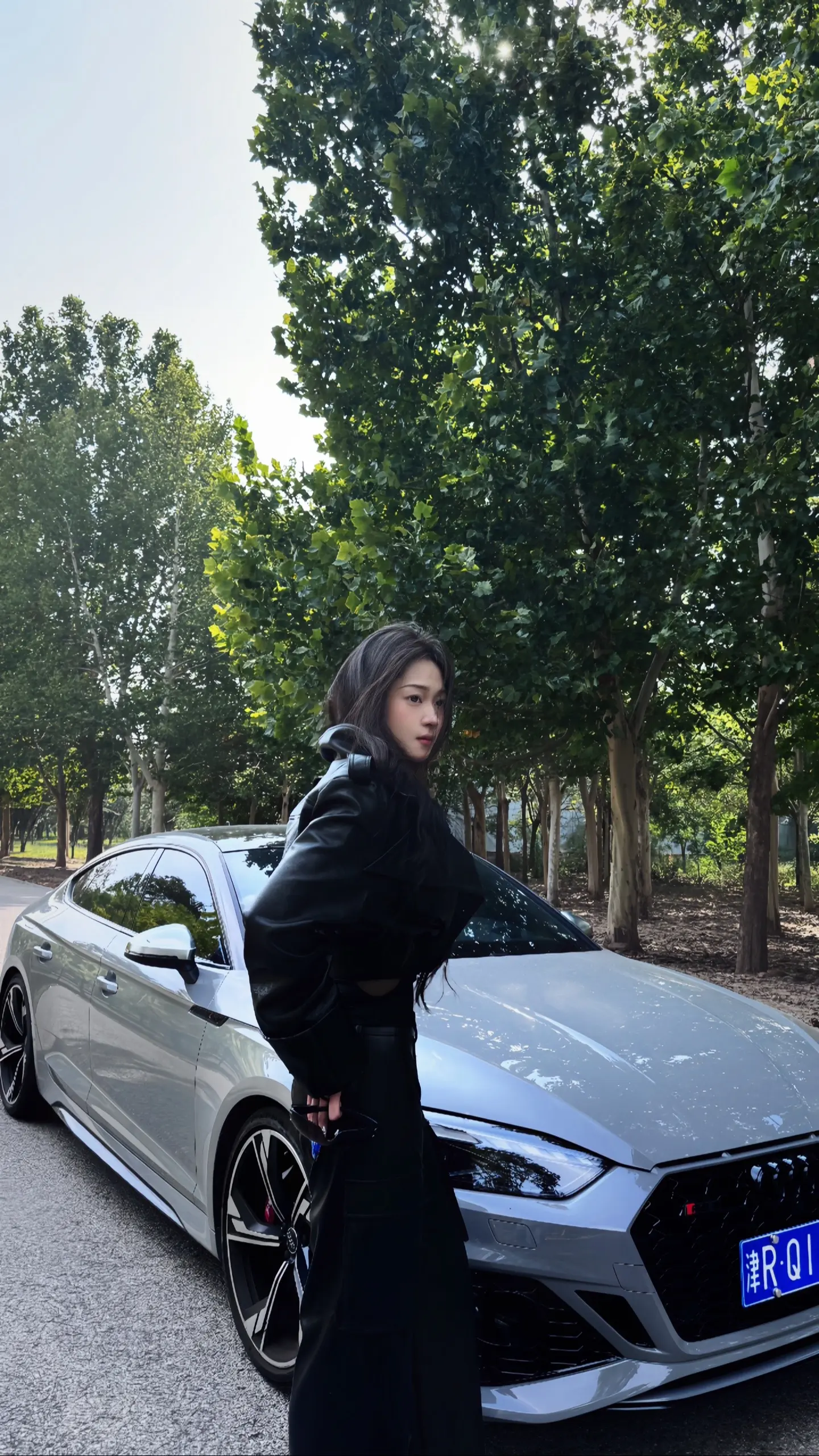 气质女人开奥迪