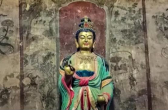 1975年，甘肃5个孩子在大佛寺玩捉迷藏，一孩童藏身佛像时,大殿后墙突然出现一道