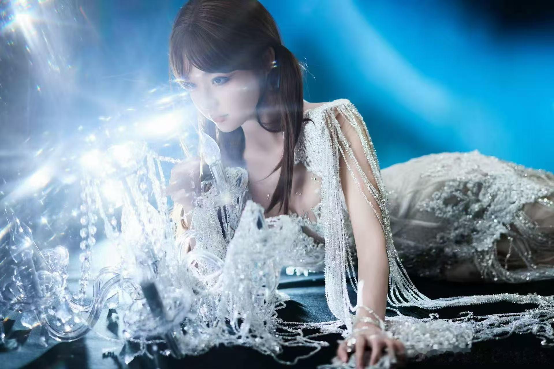 黄霄雲红成这样 从当初被质疑到现在演唱会一票难求，黄霄雲走得不算快，但每一步都很