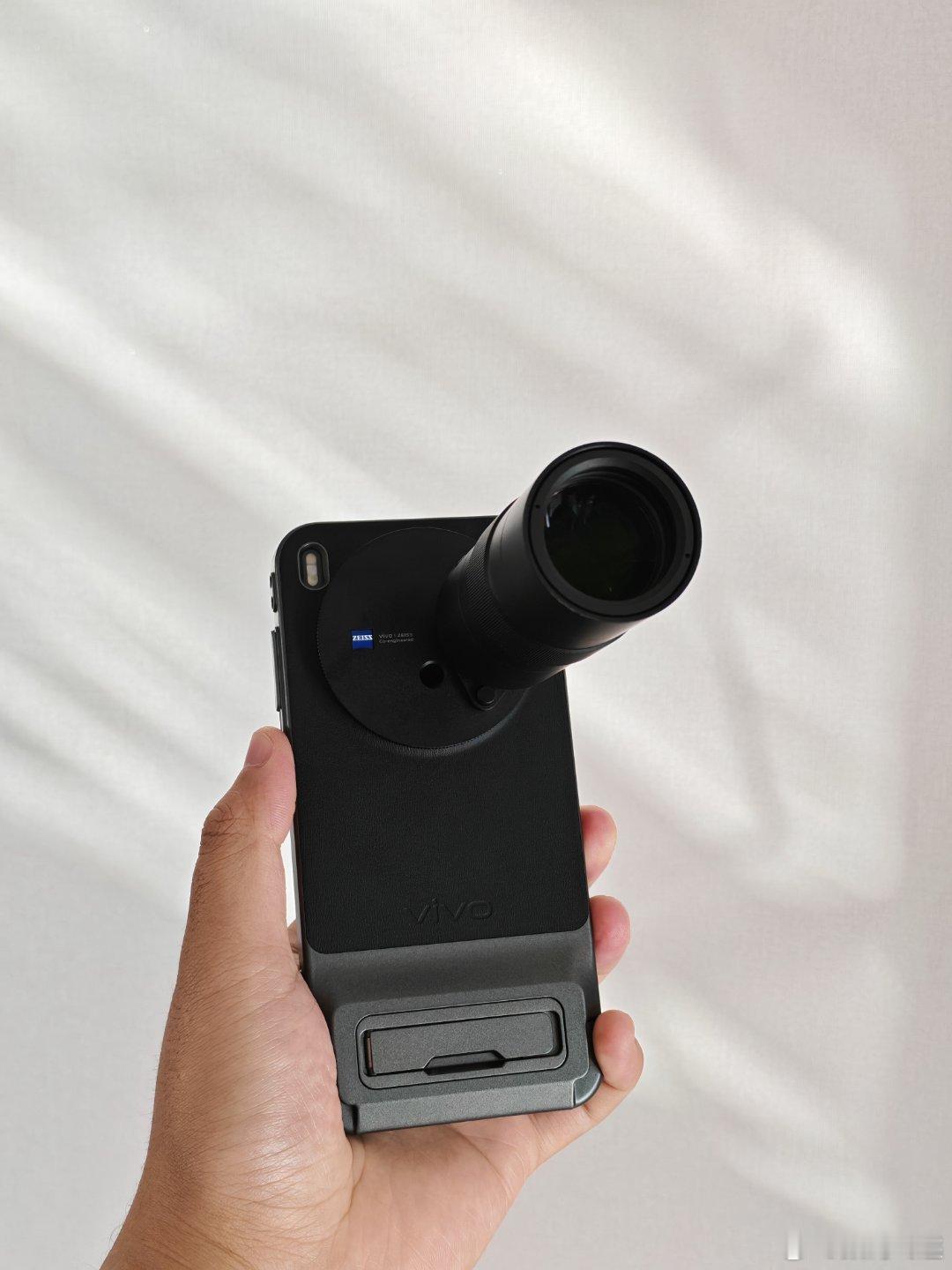 当我给vivo X300用上增距镜后，瞬间让人变得陌生了，这哪是标准版？这简直就