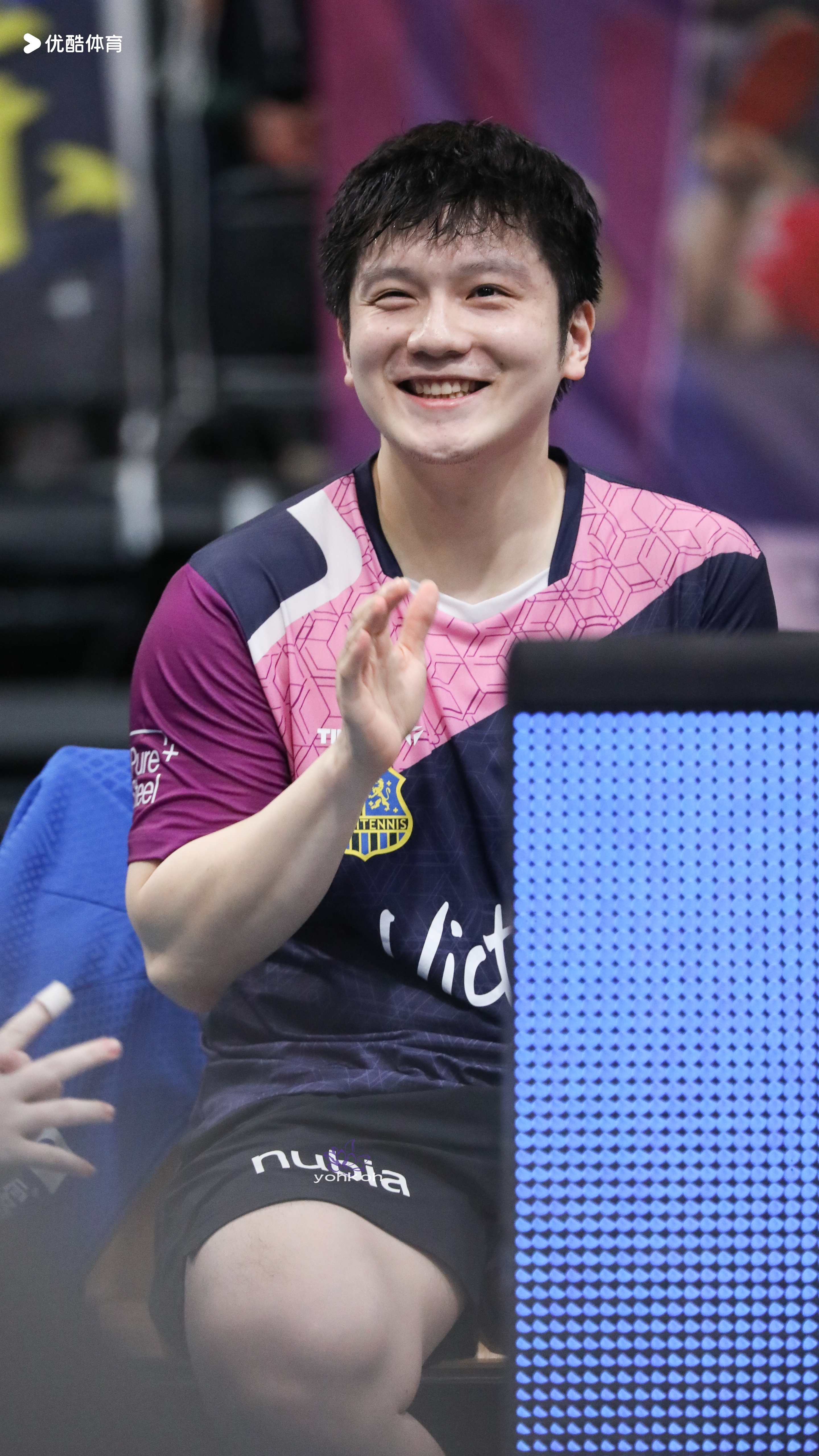 樊振东乒乓球欧冠联赛莫雷加德秀樊振东大头照 镜头对准你眼睛东东午安繁星晚好 