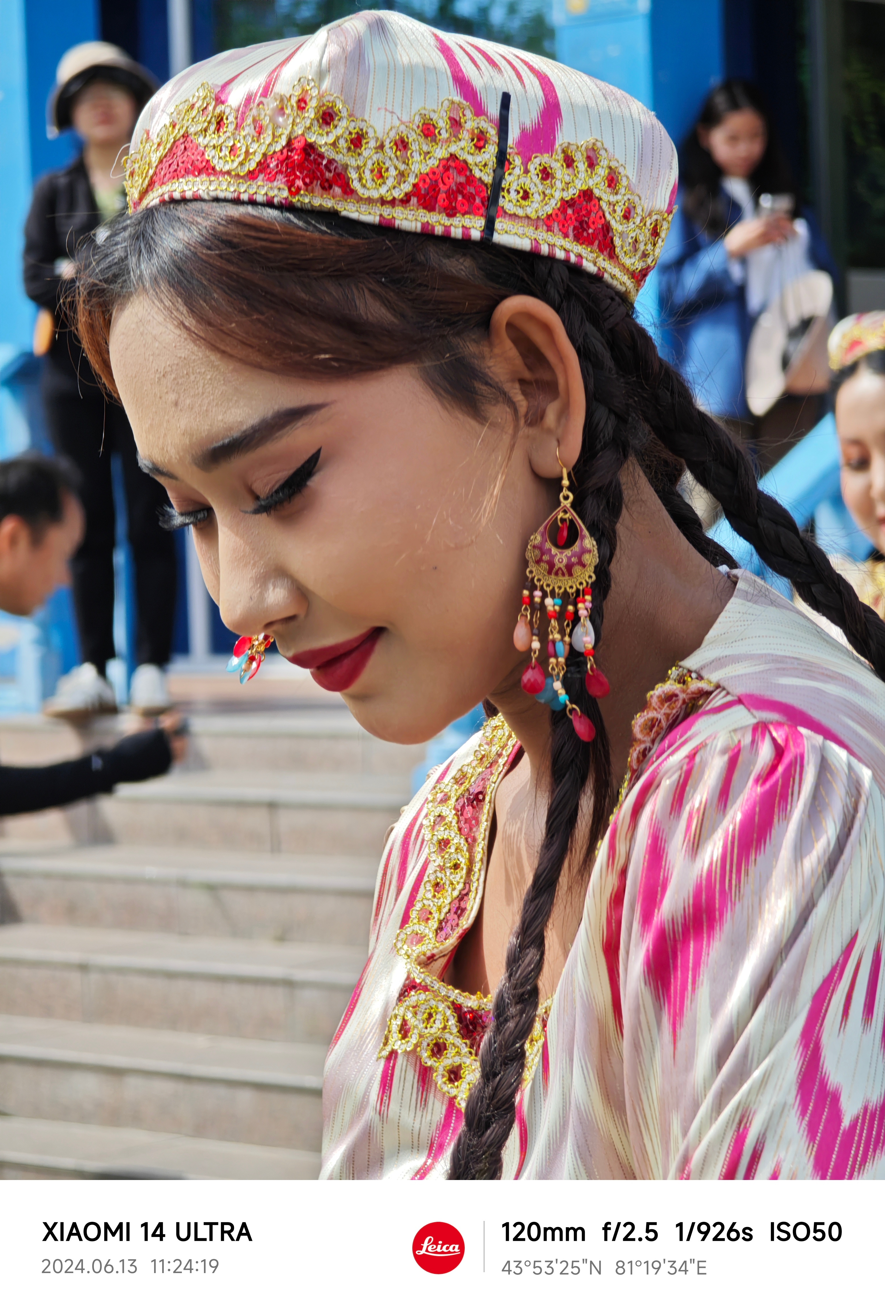 #小米人文影像之旅##万人说新疆# [送花花] 来一组人文，有网友说想看小姐姐，