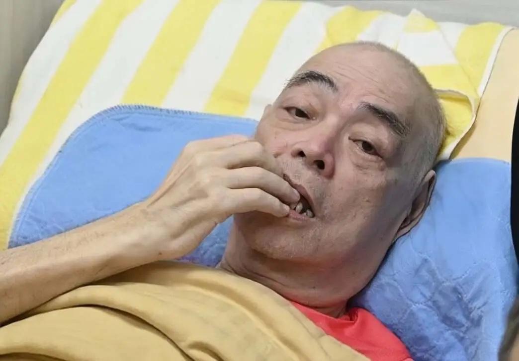 昔日“靓声王”卧病养老院
看到张伟文的近照，真的有点难过。
那个曾经在舞台上光芒