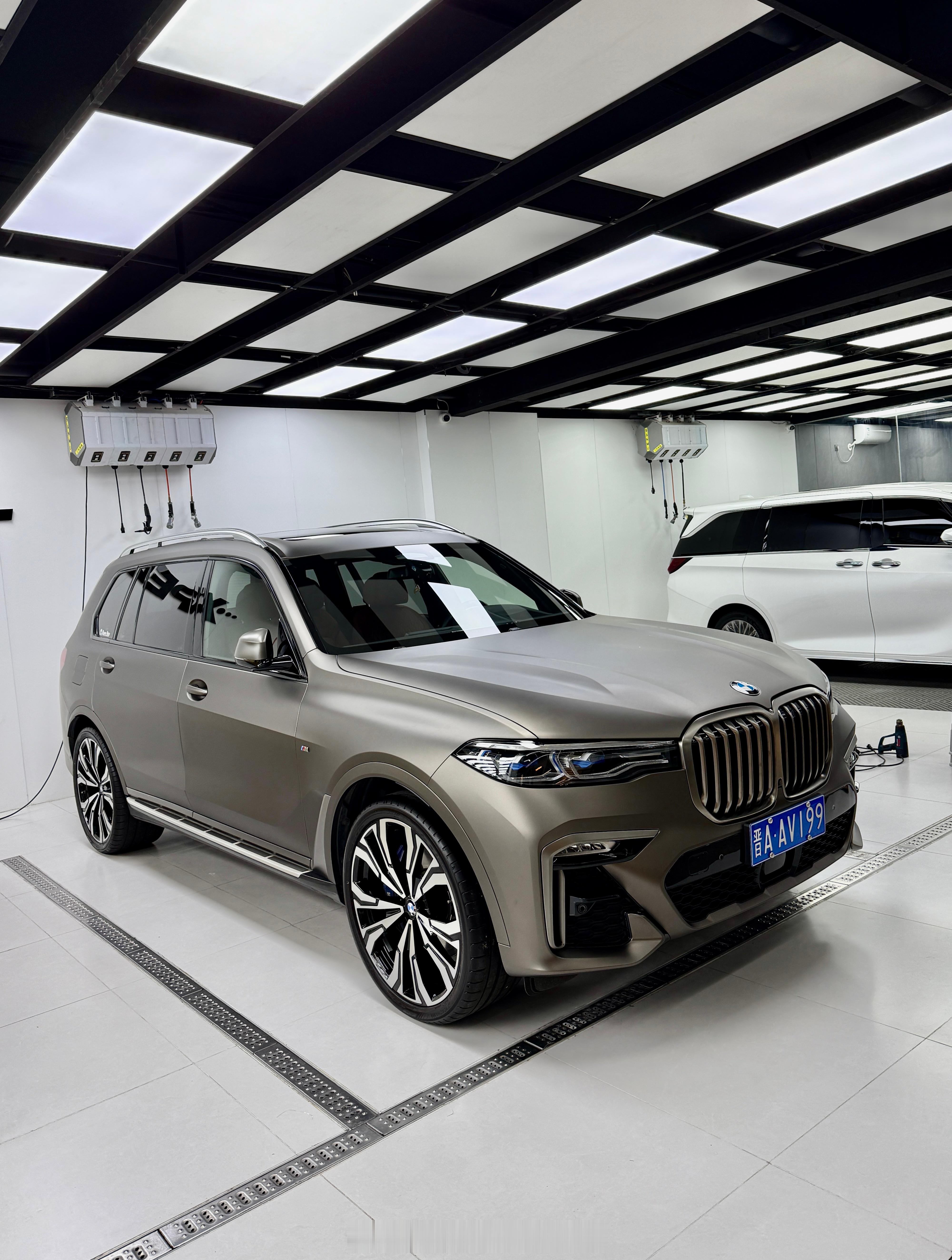 宝马X7M 超哑曜石灰 