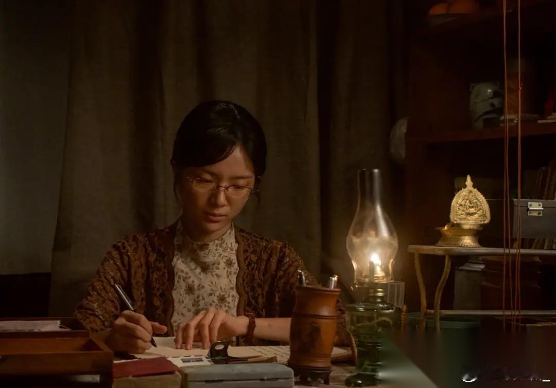 同样演哭戏，胡歌在《抓特务》里痛哭流涕，为啥败给李思潼的哽咽流泪？原因就俩字。 