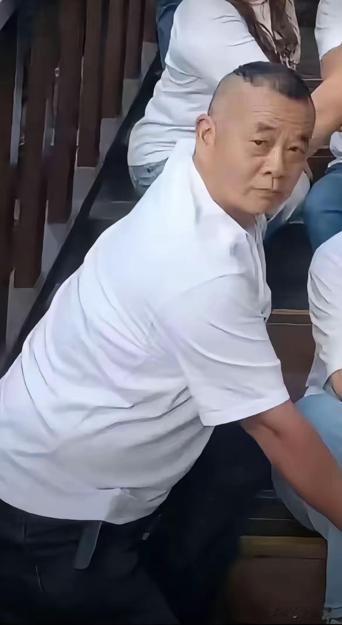 重庆老王现在可真火，得知他一行人在西藏旅行，当地的民宿和酒店集体拉黑这些人，拒不