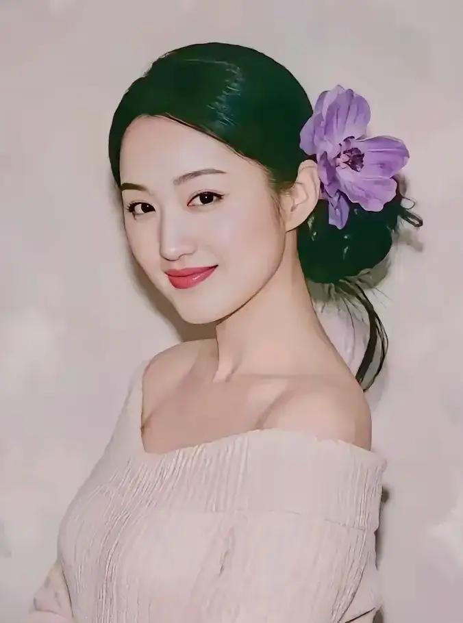 杨钰莹的独特魅力，那真是全方位的。她被称作“不老女神”一点不假，52岁穿斜肩装宛