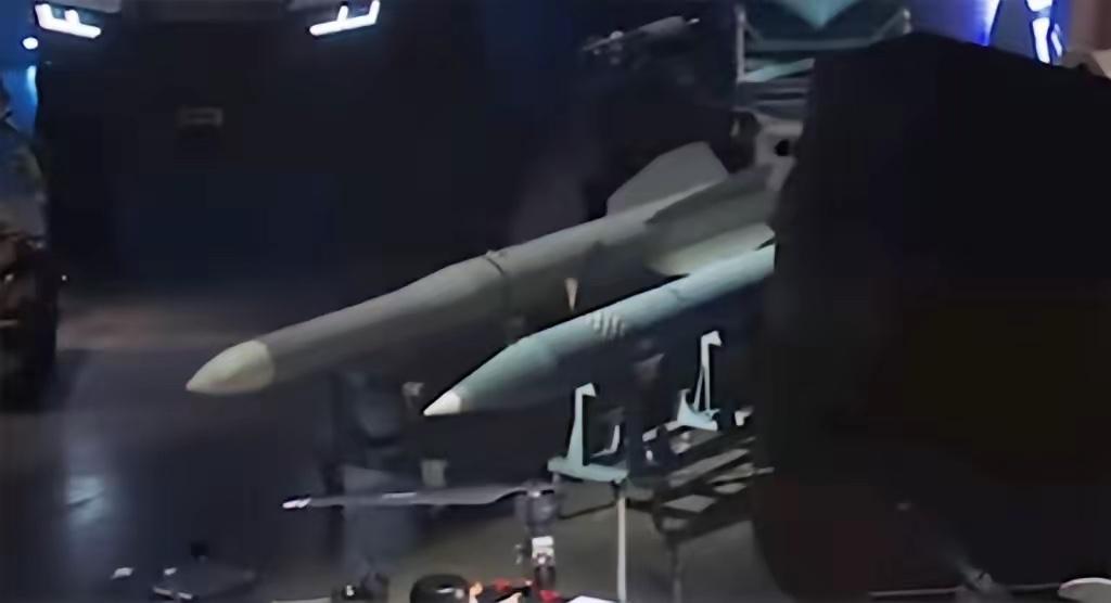 乌克兰终于有了自己的防空导弹。

打仗四年了，乌克兰一直被人拿捏。现在总算拿出个