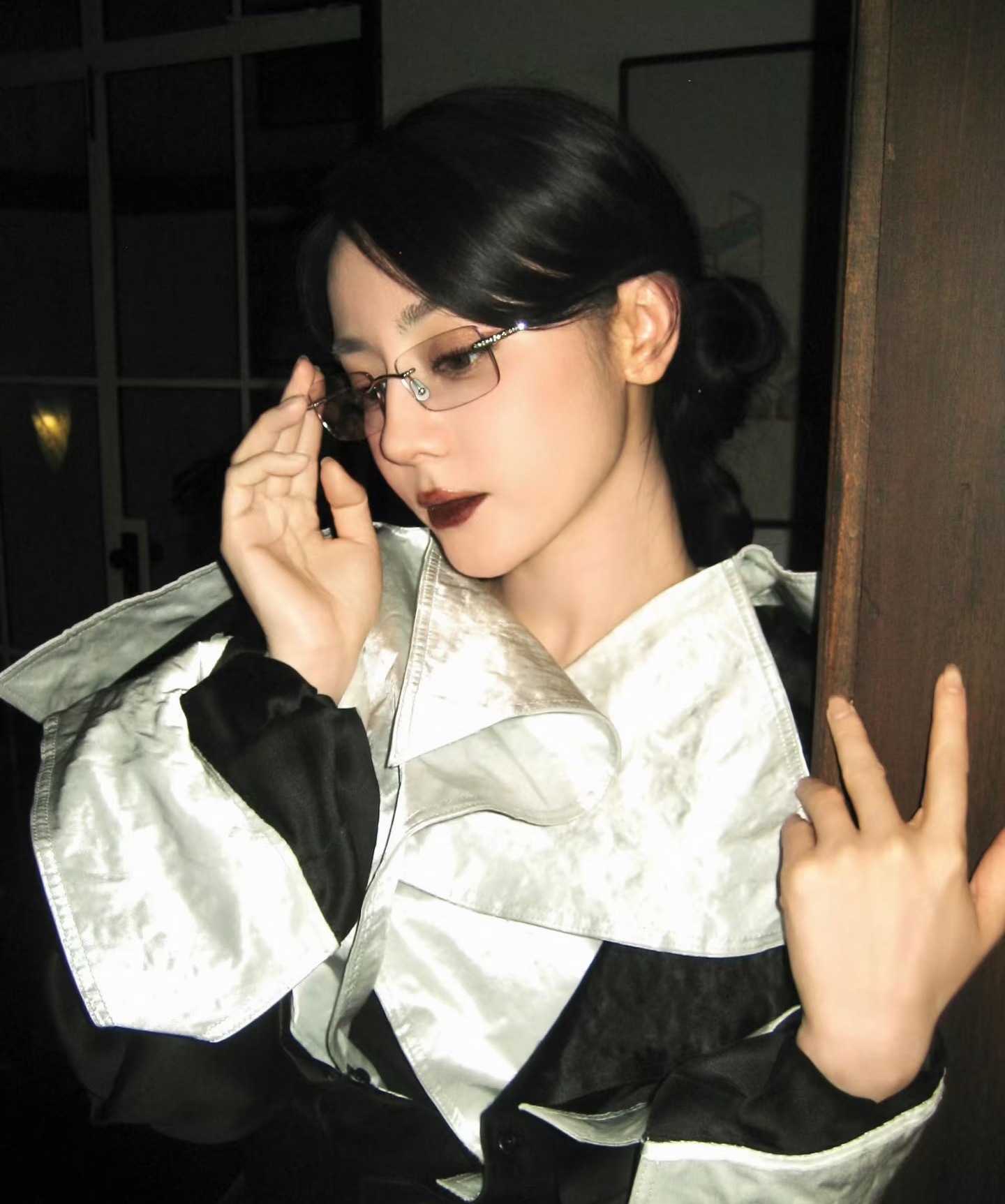 王亚飞给迪丽热巴化的浓郁口棕妆完全是妈咪级别的，80年代的时髦万人迷小姨即视感～