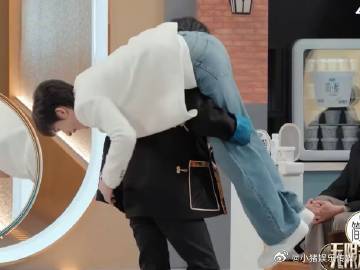 丁真扛余宇涵无限超越班看余宇涵被扛着，那小眼神太逗，原本严肃的面试秒变欢乐现场，