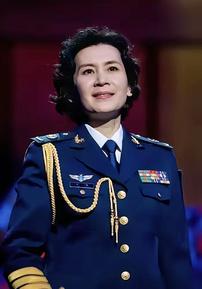 [月亮]肖雄，68岁，单身无子，住空军大院。

她是80年代挂历女神，25岁结婚