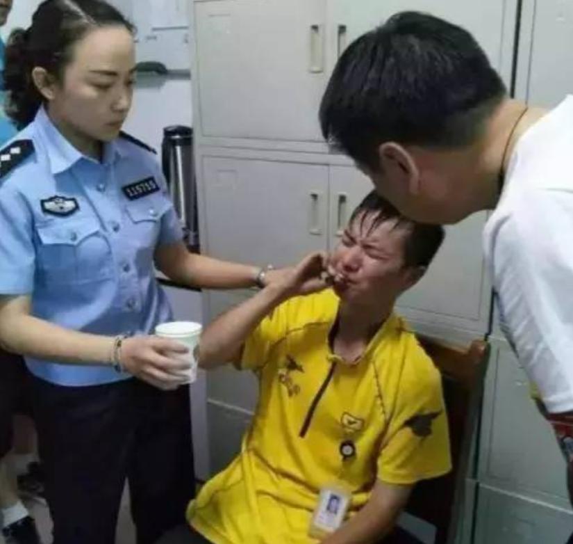 关键时刻，子弟兵永远靠得住！湖南一位外卖小哥中暑骑车停在军营门口求救，官兵秒发现