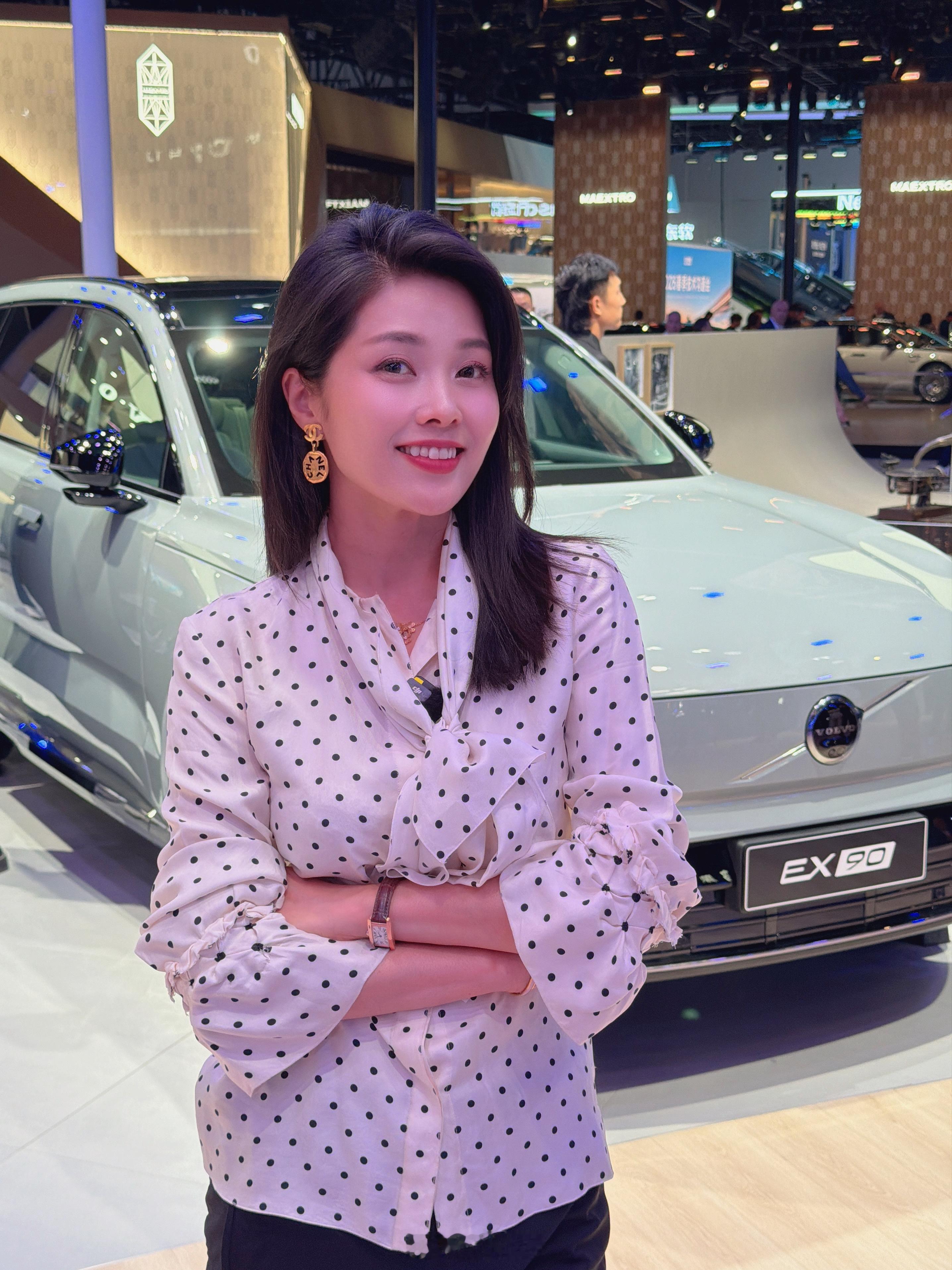 大众没有拍头图，自己拿自拍和车型图，用ai合成了一个，比实拍还好看些。可真不戳。