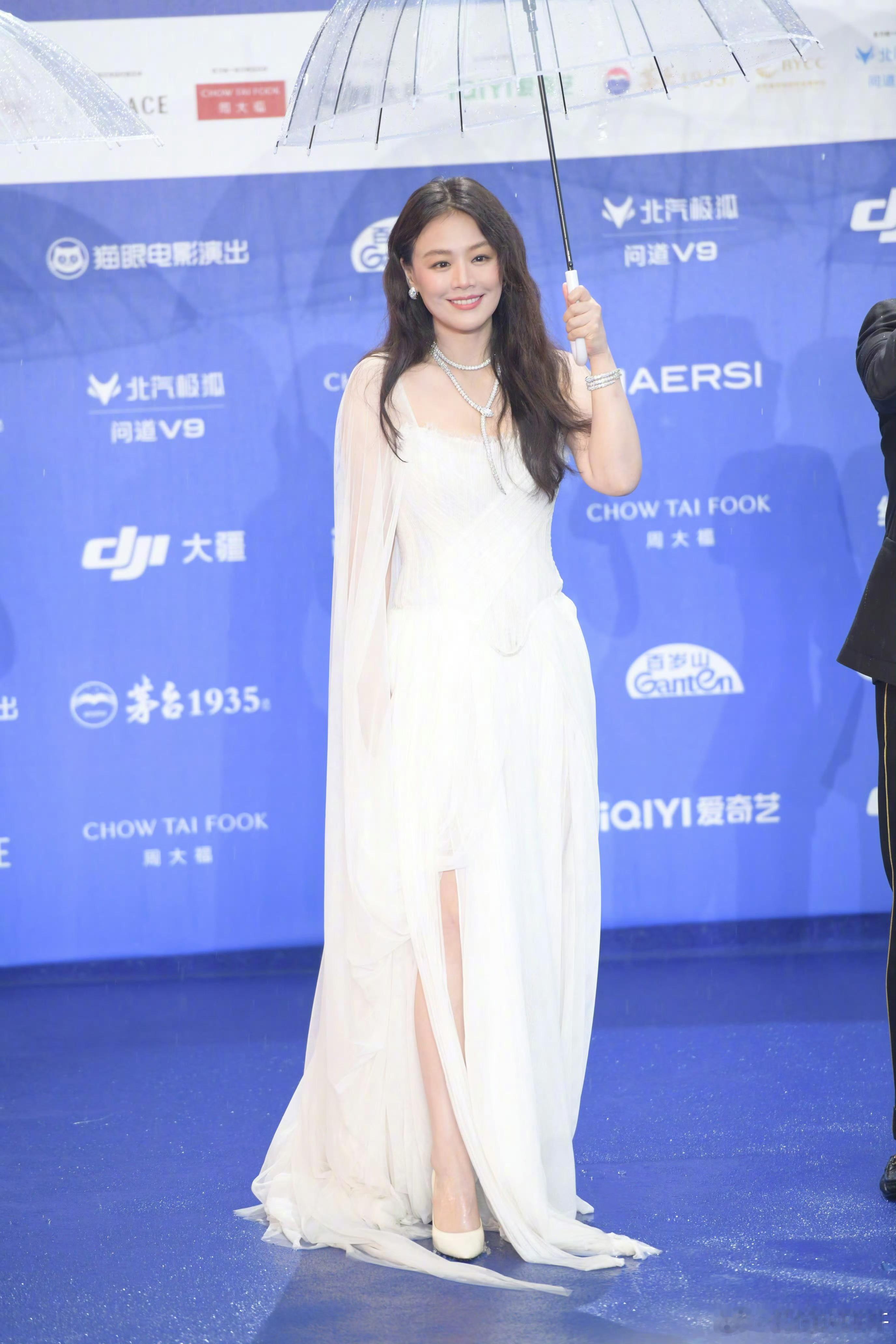 马思纯白色纱裙 马思纯穿上白色纱裙真的温柔到发光✨笑容明媚又治愈，自带满满的感染