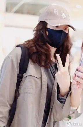 宋佳现身深圳机场她这回搭配的很有高级感，气质也不错。 ​​​