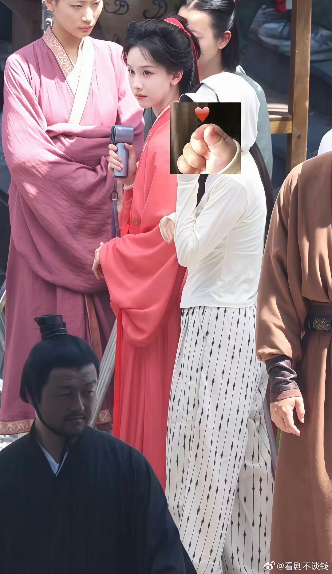 这三张让人感觉陈都灵演古装的女扮男装角色也可以，很清秀，很英气 ​ ​​​