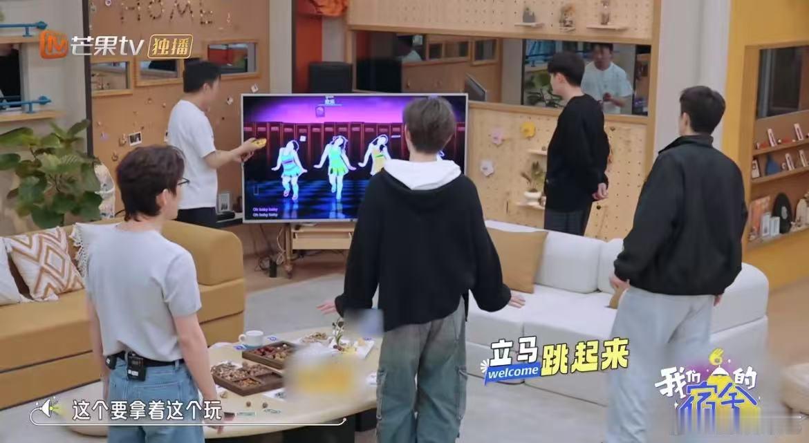章昊领舞宿舍摇 谁说宿舍摇不能有范儿？章昊领舞直接打破偏见！动作不花哨但超有记忆