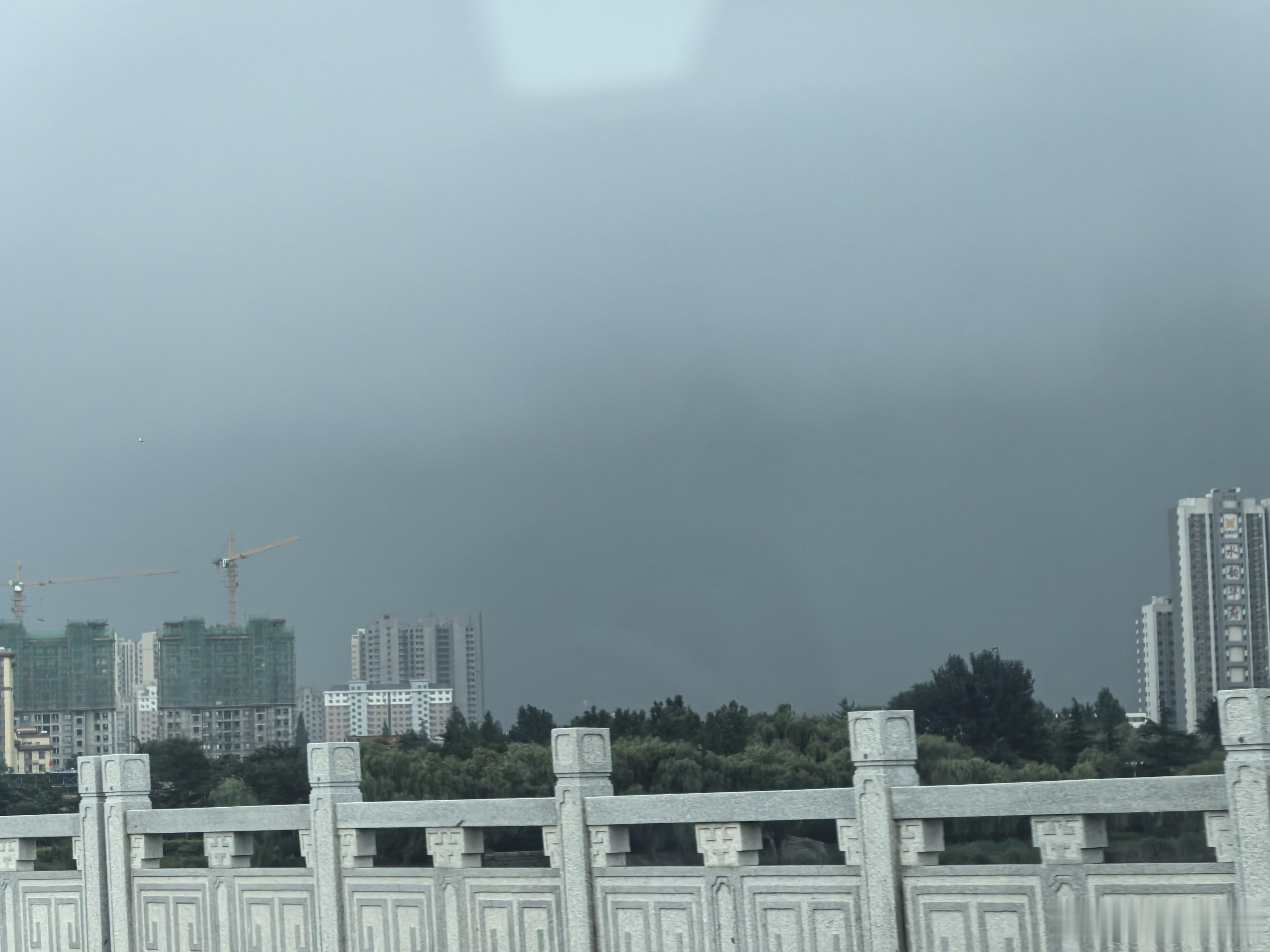 黑云压境，大雨要来了，山雨欲来风满楼，天上全是熟料袋