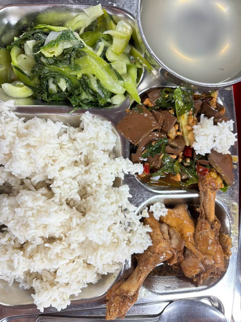 公司的饭菜，真的只能自己吃了。       站在公司的打饭面前，固定套餐真的很让