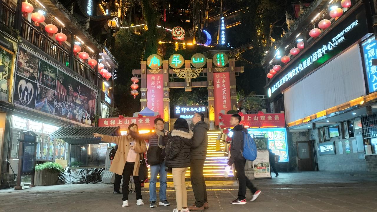 自驾海南之旅19——第9站 凤凰古城
​夜景爽歪歪！
​2014年，带研究生来湖