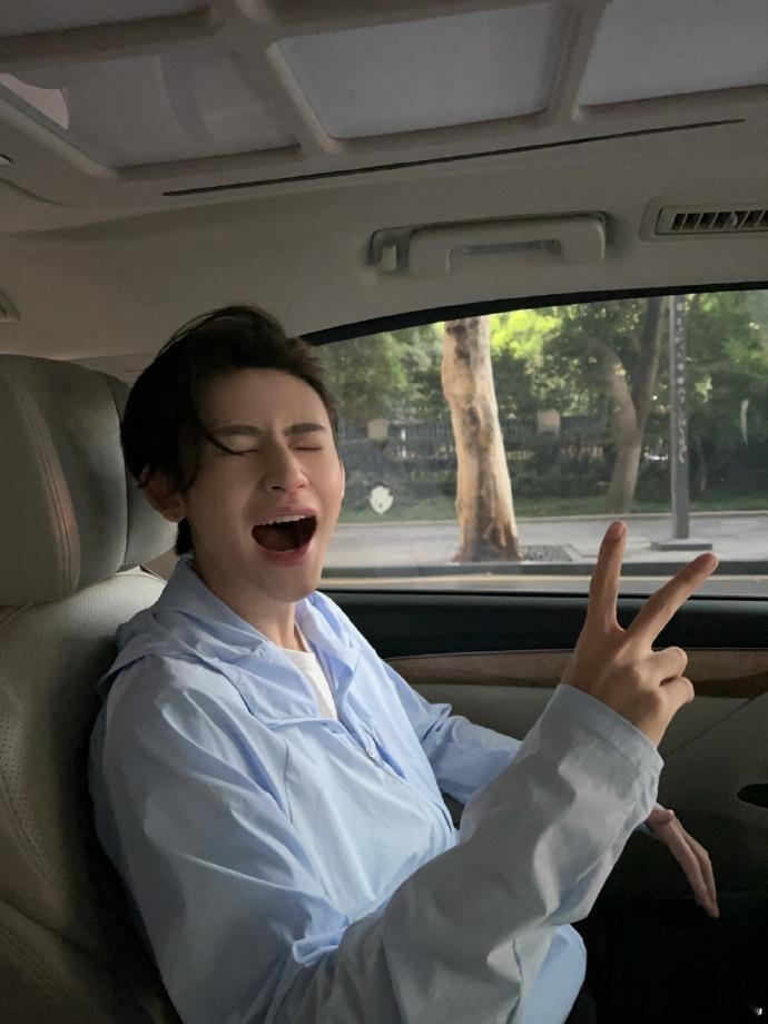 #王琳凯车内自拍##王琳凯上班三百六十度自拍# 王琳凯的车内自拍，三百六十度呈现