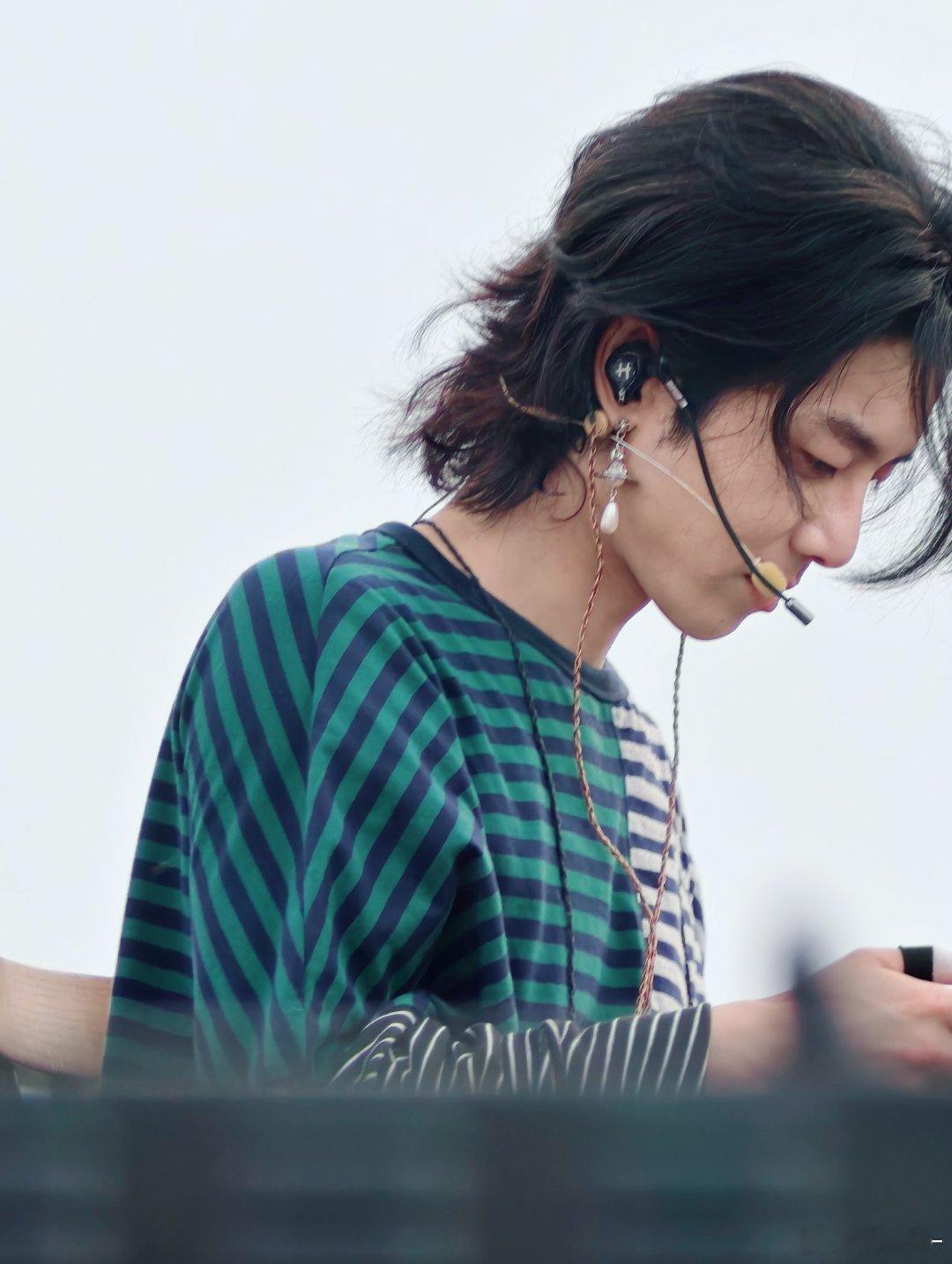 华晨宇[超话]  给晨宇热的都起痱子了[可怜] ​​​