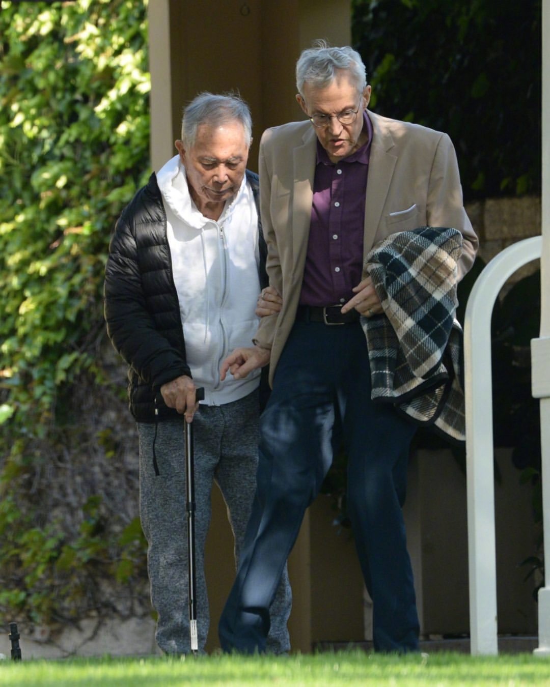 88岁的武井乔治George Takei 在丈夫Brad Altman的搀扶下在