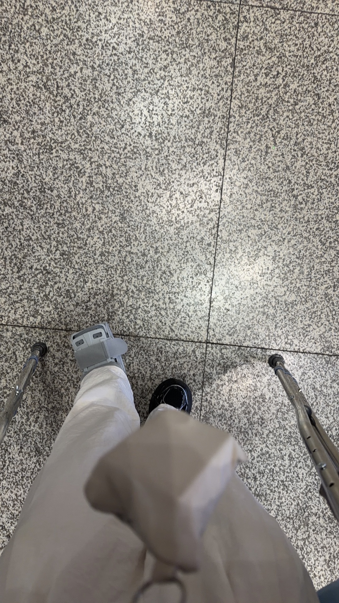 蹲了那么多次六号门愣是没记住国航柜台在六号门真“我们都闭口不提这跨不过的距离”…