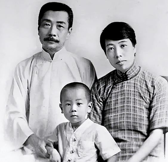1929年，鲁迅避孕失败，儿子出生了。一直想丁克的他，看到儿子第一眼，忍不住撇嘴