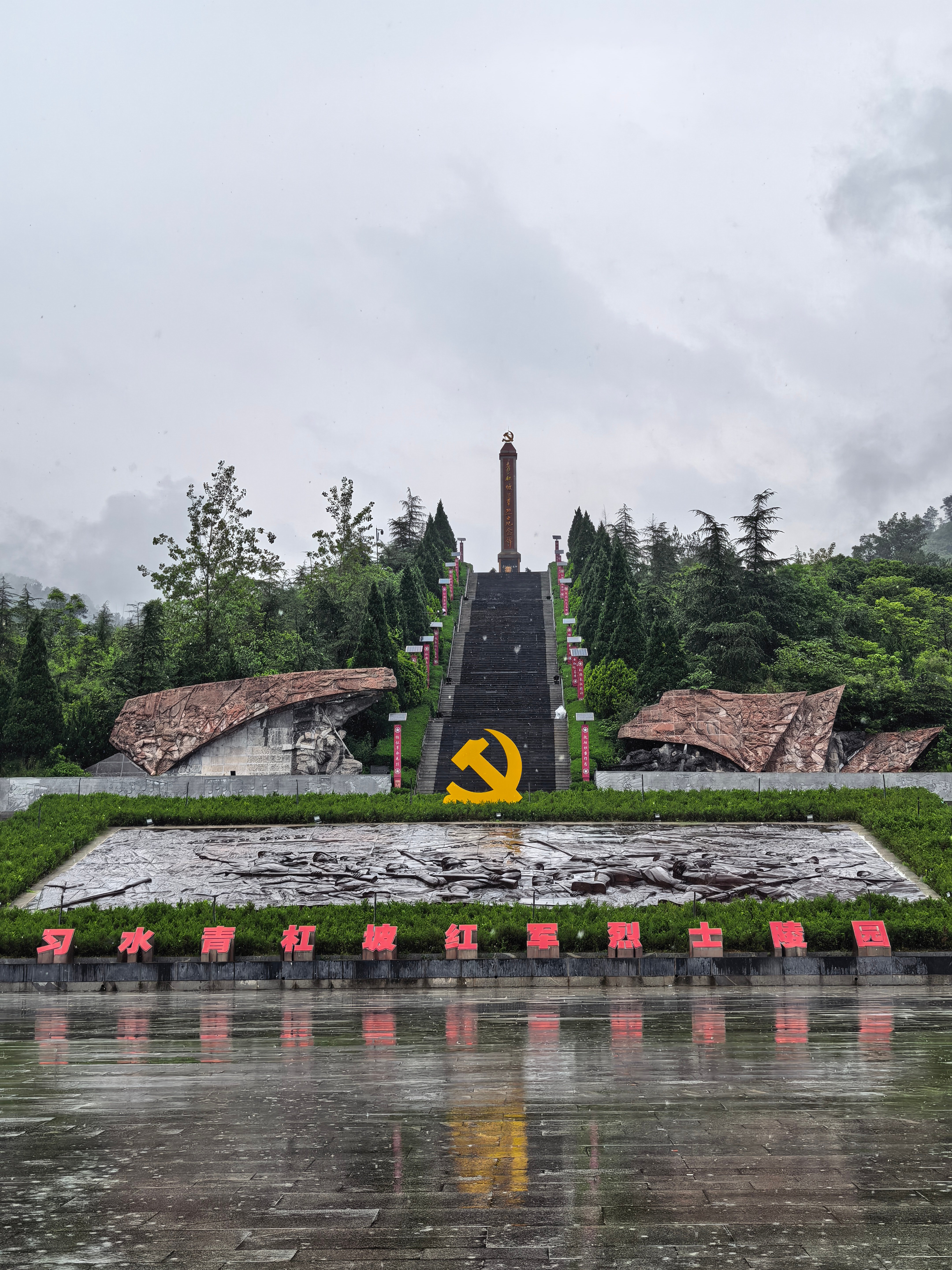 青杠坡距离红军一渡赤水的土城只有3公里，属战略上的“咽喉要道”。现在有一座纪念碑