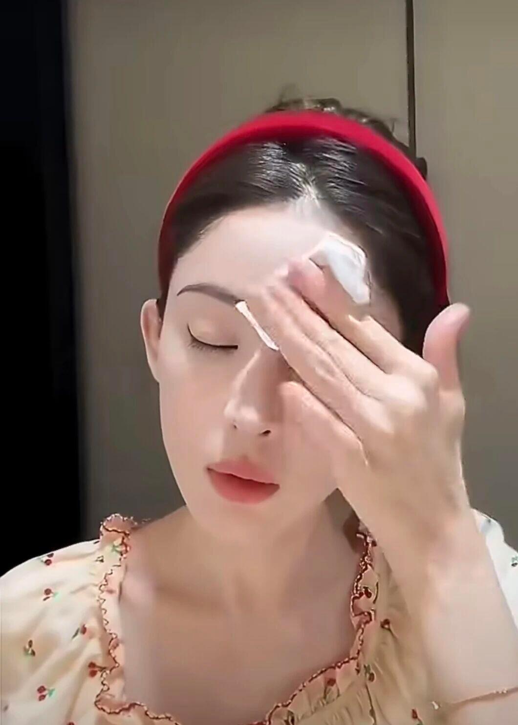 娜扎直播卸妆卸了个寂寞古力娜扎直播卸妆全过程，卸妆完跟没卸之前一样，简直是卸了个
