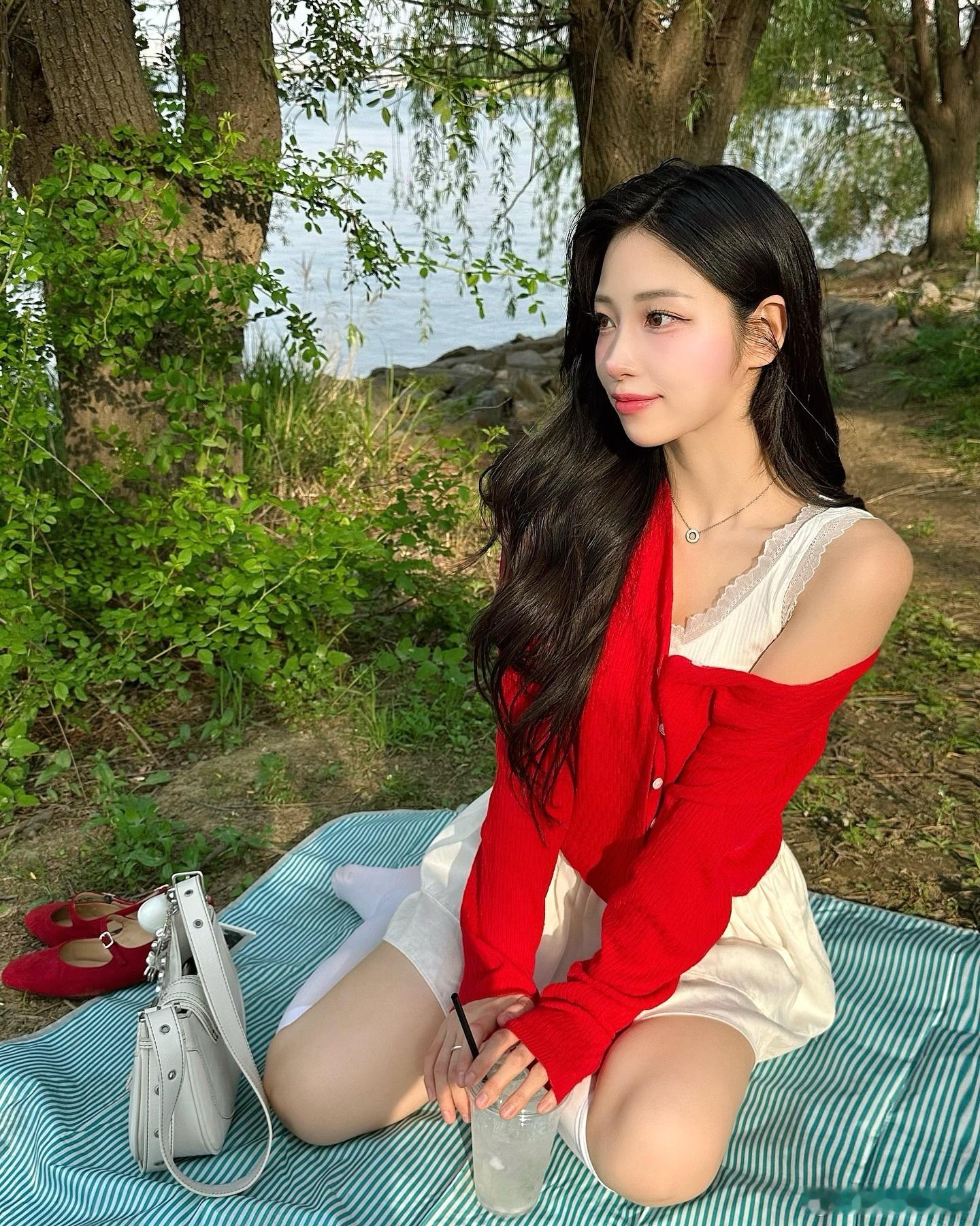 河边的白袜妹妹.. ​​​