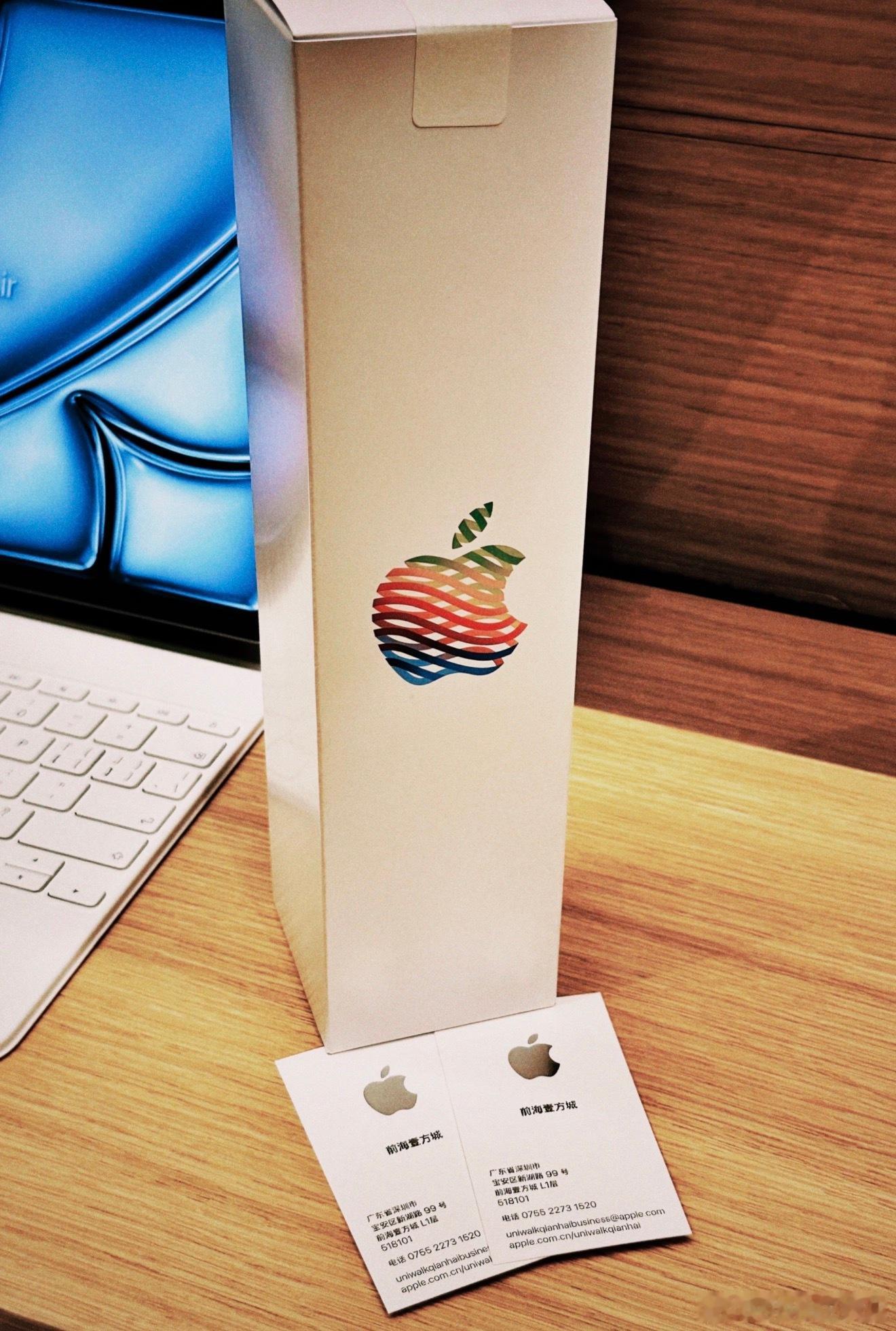 昨天Apple 前海壹方城开店赠送的纪念品保温杯据说被🐂炒到300-500块一