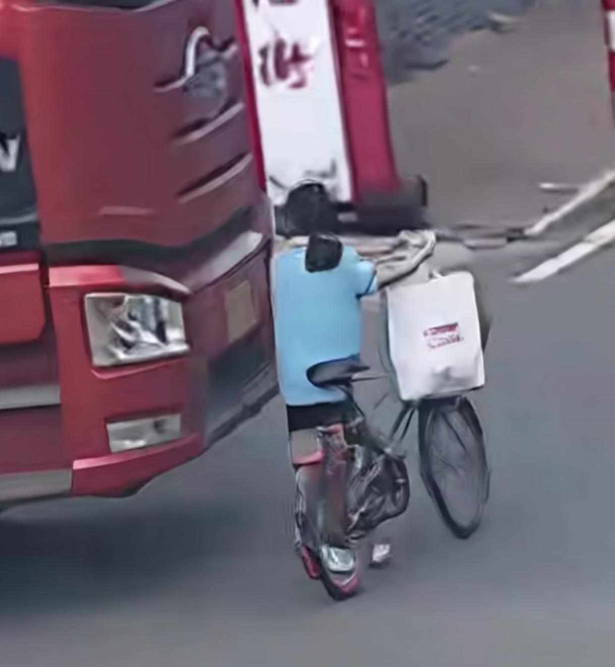 女孩骑车过马路
竟然站在了大货车的视线盲区
司机未察觉，启动车辆撞到了女孩，幸好