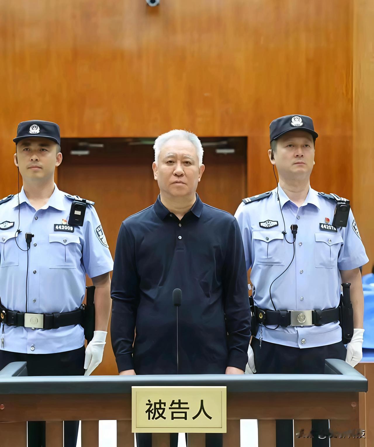 许家印一家四口结局全出来了：父子三个都栽了，前妻在海外也被冻得死死的。

说实话