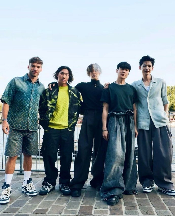 苏翊鸣真的混入时尚圈了，站在王嘉尔、林俊杰身边也不落下风 ​​​