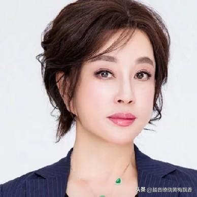刘晓庆真的漂亮吗？答案是肯定的，第一幅图肯定是美颜加滤镜，第二幅图才是她真实的样