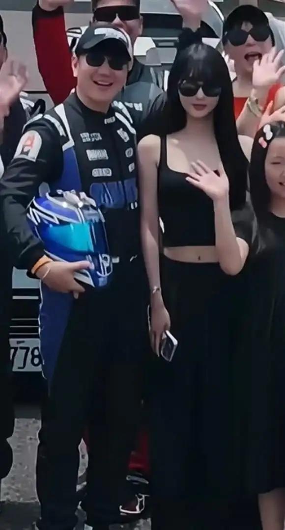 林俊杰携女友现身赛车活动，七七居于C位，身材亮眼，二人互动十分甜蜜 ​​​